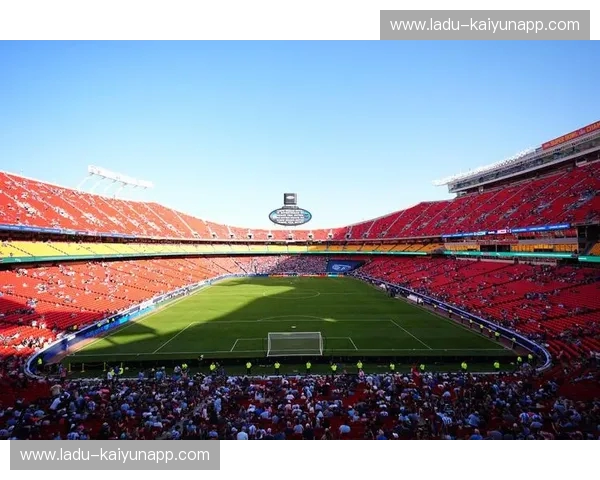 欧冠巅峰对决：当伯纳乌的白色荣耀撞上永恒之城的红狼斗志